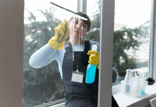 Nettoyage de vitres intérieures et extérieures à Fouquereuil
